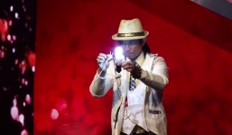 Người đùa giỡn với điện mà không hề hấn gì